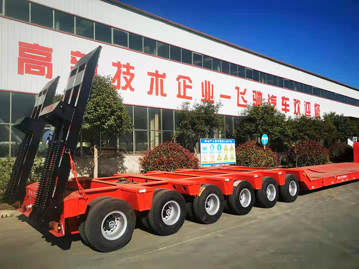 鉤機(jī)板半掛車公司