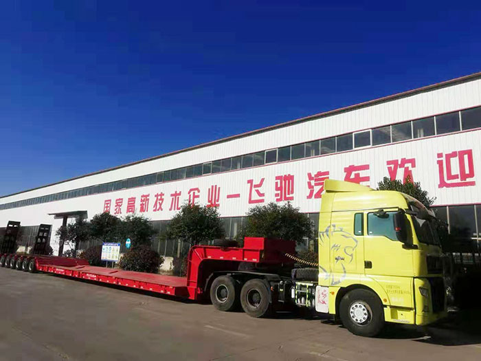 鉤機(jī)板半掛車廠家
