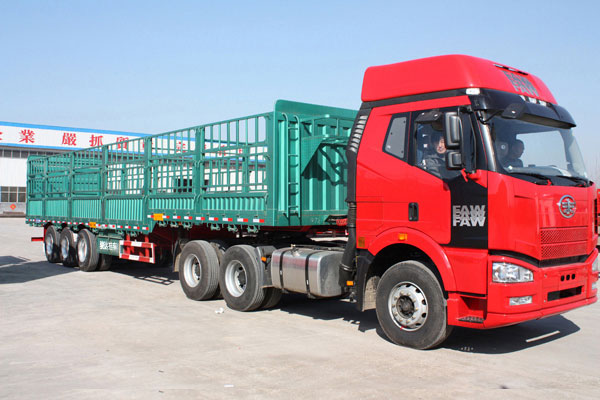 輕型倉(cāng)欄式半掛車(chē)